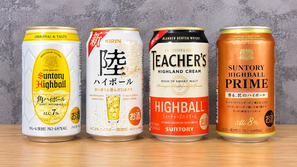 グレーの壁紙と木の天板を背景に、左から角、陸、ティーチャーズ、プライムの350ml缶が並ぶ