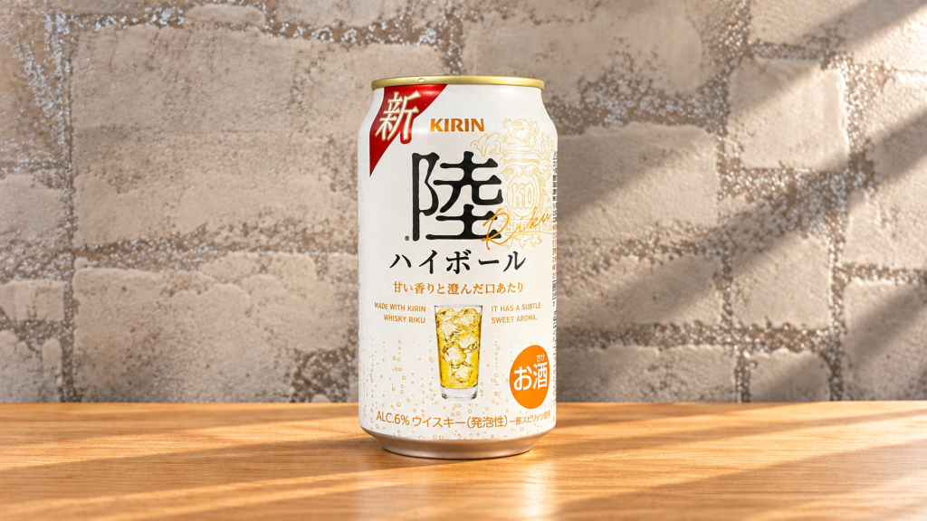 明るい壁紙と木の天板を背景にした陸ハイボール缶